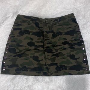 Rebecca minkoff camo skirt with studs size 24 100% cotton
